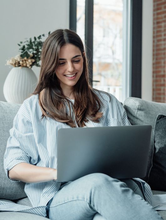 Bild einer Frau, die am Laptop arbeitet.