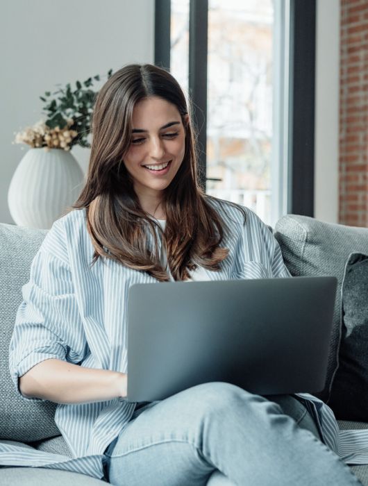 Bild einer Frau, die am Laptop arbeitet.