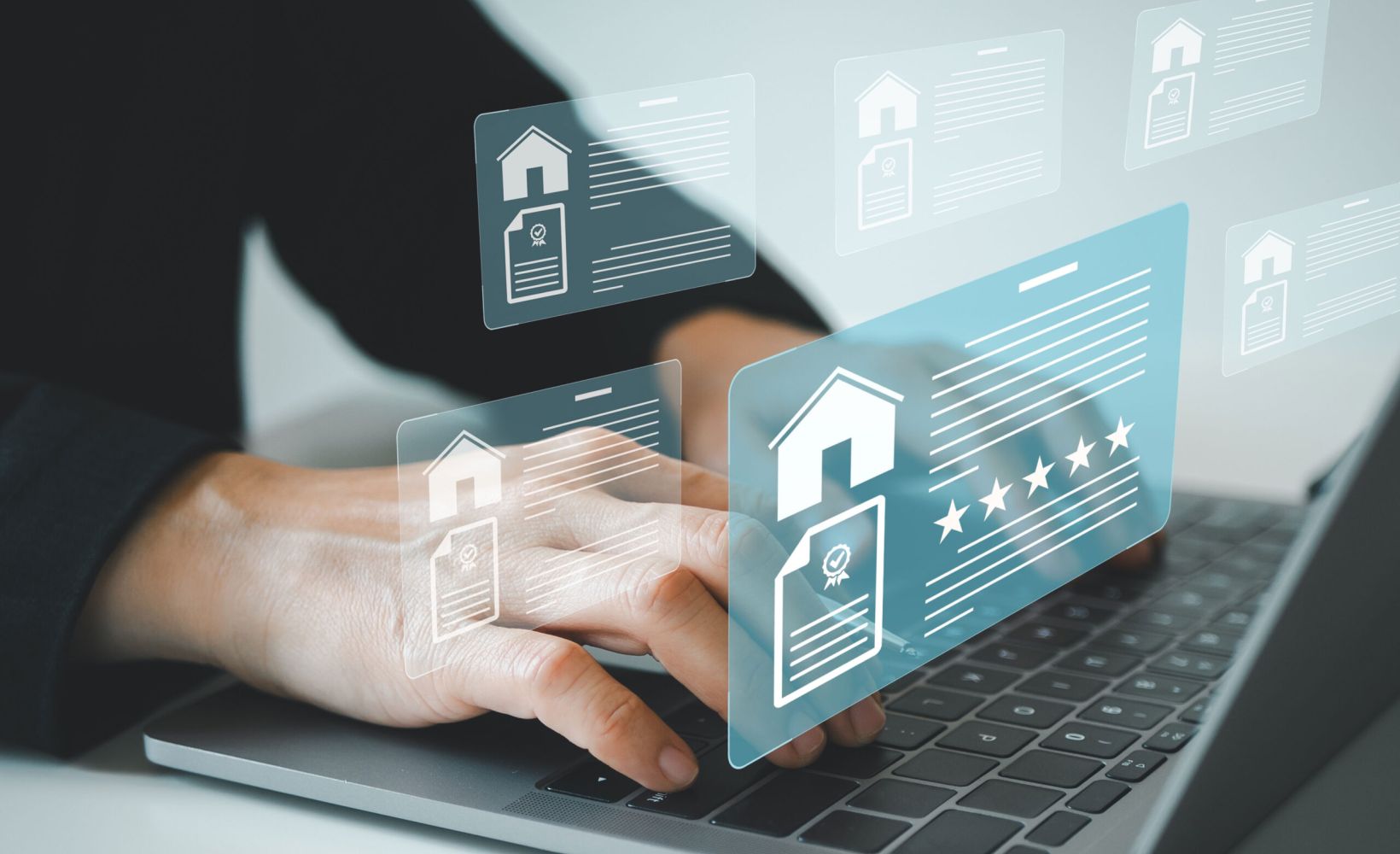 Mann der am Laptop arbeitet mit Hologrammen von Bewertungen.